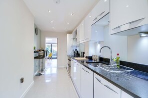 House, 2 Bedrooms | Private kitchen | Full-sized fridge, microwave, oven, stovetop - Hemingford Lodge (Cambridge)