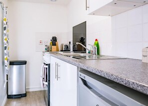 Casa, 1 habitación | Cocina privada | Frigorífico, microondas, horno y placa de cocina