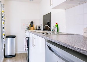 Casa, 1 habitación | Cocina privada | Frigorífico, microondas, horno y placa de cocina