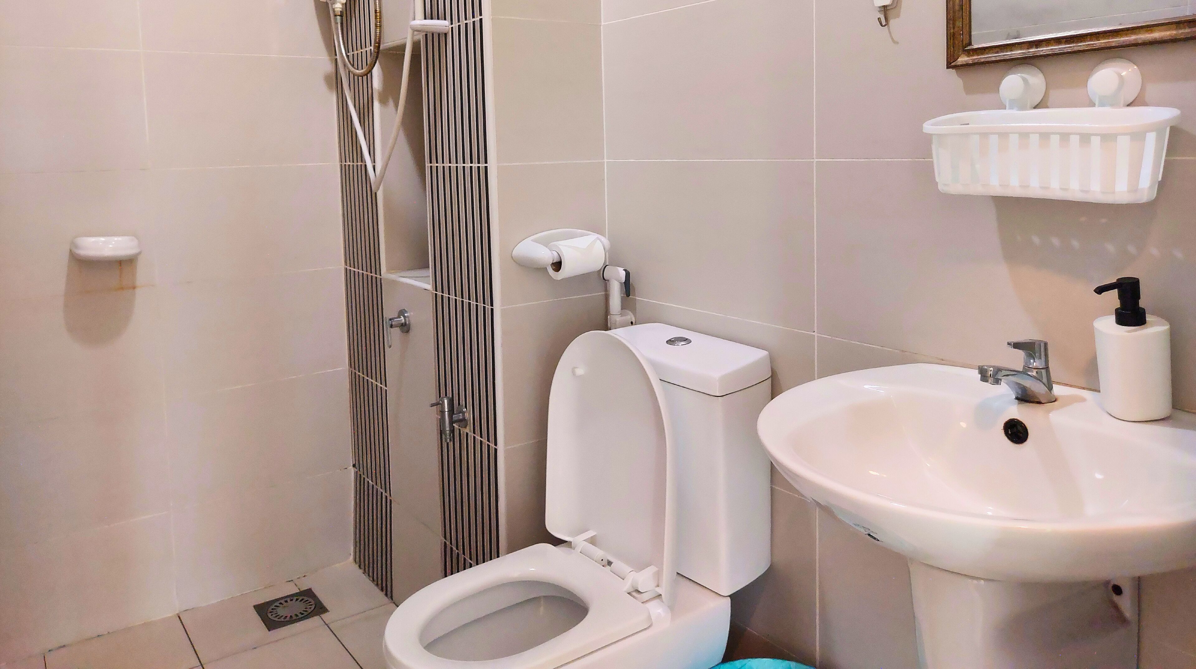 A bathroom with a toilet, bidet, and sink.