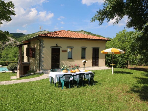 Cottage | Dining - Apartment in Marche With Pool and Mountain Views (Apecchio)