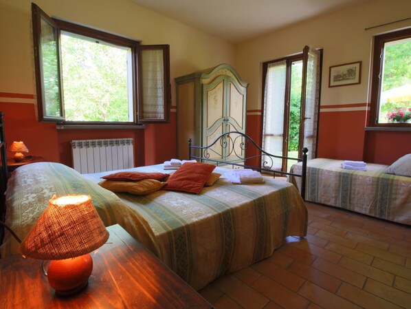 1 غرفة نوم وطراز فريد لكل وحدة وملاءات أسرّة