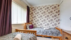 Unclassified image, 4 of 17, button - Detached Holiday Home With Beautiful Conservatory, Decorative Fireplace, and Charming Garden (Saundersfoot)