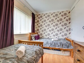 3 bedrooms, individually furnished, bed sheets - Detached Holiday Home With Beautiful Conservatory, Decorative Fireplace, and Charming Garden (Saundersfoot)
