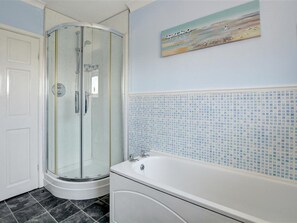 Towels - Detached Holiday Home With Beautiful Conservatory, Decorative Fireplace, and Charming Garden (Saundersfoot)