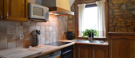 Hus | Eget kjøkken | Kokeplater og høy barnestol