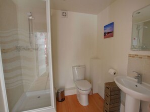 Ferienhaus | Badezimmer | Dusche, Handtücher