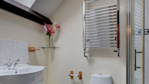Shower, towels - Spacious Holiday Home in Parracombe for Small Family With Garden (Barnstaple)