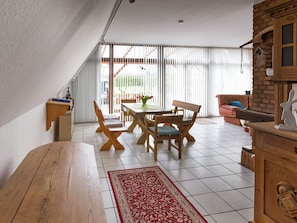 Dining - Large Holiday Home in Südheide With Sauna and Free Bicycle Rental (Dedelstorf)