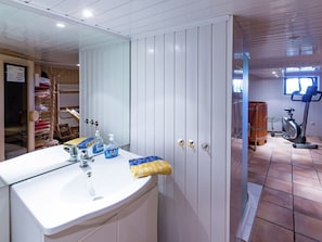 Shower, towels - Large Holiday Home in Südheide With Sauna and Free Bicycle Rental (Dedelstorf)
