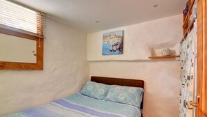 1 bedroom, bed sheets - Cozy Holiday Home in Saint Ives near Beach (St Ives)