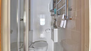 Shower, towels - Cozy Holiday Home in Saint Ives near Beach (St Ives)