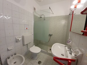 House | Bathroom | Shower, towels - Beautiful Holiday Home in Varazze With Swimming Pool (Varazze)
