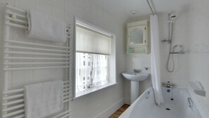Cottage | Bathroom - Quaint Cottage in Crowborough With Graden (Crowborough)