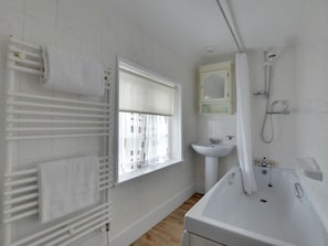 Cottage | Bathroom | Combined shower/bathtub, towels - Quaint Cottage in Crowborough With Graden (Crowborough)