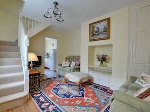 Cottage | Living room | DVD player - Quaint Cottage in Crowborough With Graden (Crowborough)