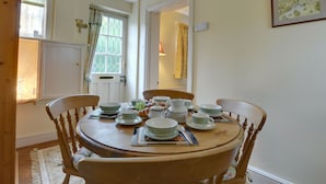 Dining - Quaint Cottage in Crowborough With Graden (Crowborough)