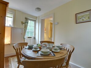 Dining - Quaint Cottage in Crowborough With Graden (Crowborough)