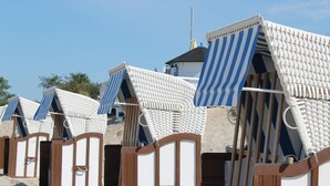 Beach huts with striped awnings and wooden doors. - Charmantes Apartment in Jennewitz, in Ostseenahe (Kroepelin)