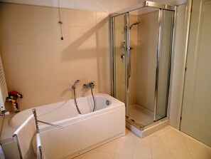 Apartment | Bilik Mandi