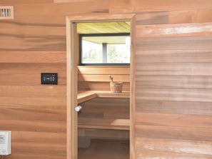 6 bedrooms, minibar, individually furnished, bed sheets
