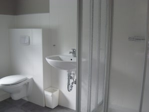 Villa | Bathroom | Bathtub - Plush Villa in Schutzbach with Sauna, Hot Tub, Bar (Schutzbach)