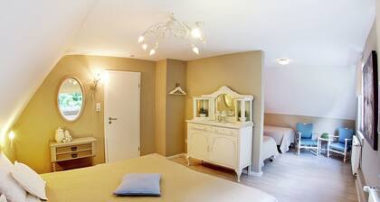Plush Villa in Schutzbach with Sauna, Hot Tub, Bar