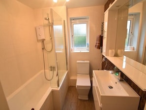 Bathroom | Combined shower/tub, towels