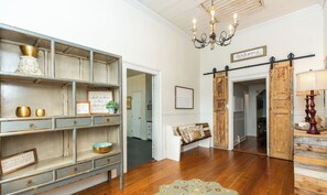 Interior - Oak River Company Farmhouse (Kathleen)