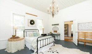 2 bedrooms, WiFi, bed sheets - Oak River Company Farmhouse (Kathleen)