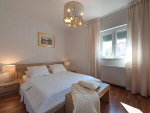 Villa | 3 bedrooms, individually furnished, iron/ironing board, bed sheets - Villa in Ugljane With Private Pool (Trilj)