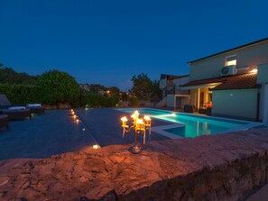 Villa | Pool | Indoor pool, outdoor pool - Villa in Ugljane With Private Pool (Trilj)