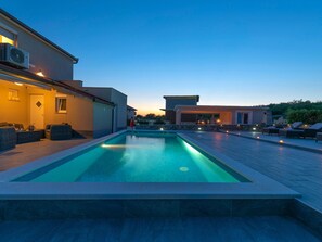 Villa | Piscine | Piscine intérieure, piscine extérieure