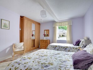 2 Schlafzimmer, individuell eingerichtet, Bettwäsche
