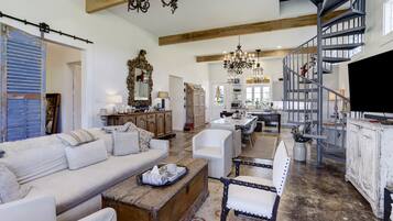 Télévision, cheminée, baby-foot, table de tennis de table