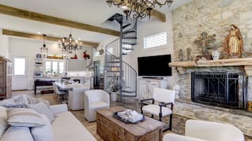 Télévision, cheminée, baby-foot, table de tennis de table