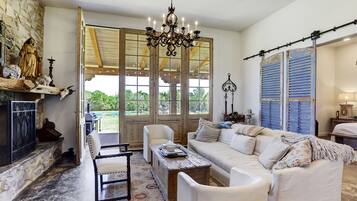 Télévision, cheminée, baby-foot, table de tennis de table