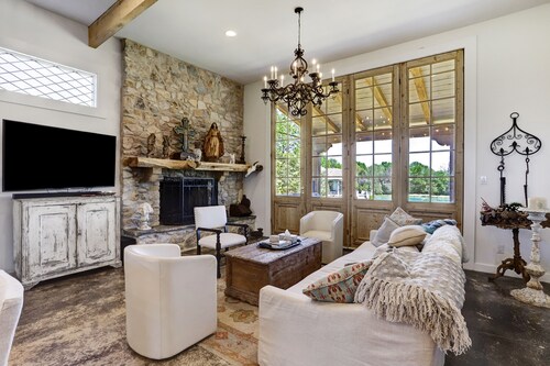 Brenham-Home/Barn amazing place to stay!  Completed 2019