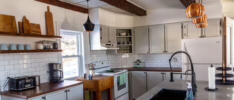 ثلاجة، ميكروويف، فرن، موقد طهي مسطح