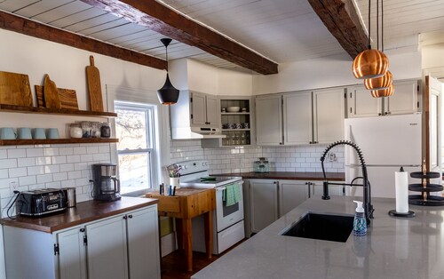 Historic Farmhouse - Spacious Country Getaway