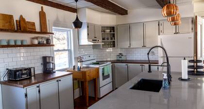 Historic Farmhouse - Spacious Country Getaway