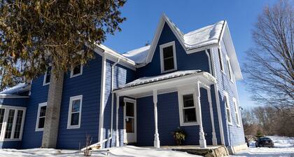 Historic Farmhouse - Spacious Country Getaway