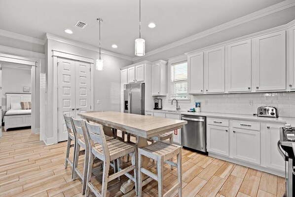 Refrigerador, microondas, horno y parrilla de estufa 