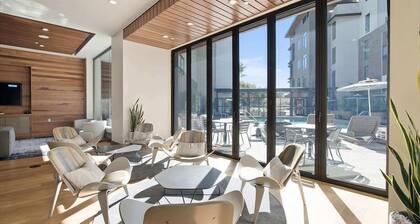 Modern 2BR | Ideal for Business | Free WiFi | Downtown Mopuntain View