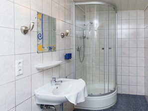 House | Bathroom - Large Group House, Beautifully Located in Eifel (Ammeldingen bei Neuerburg)