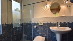 Bathroom - Homey Apartment in Nienhagen With Terrace, Heating, Barbecue (Nienhagen)