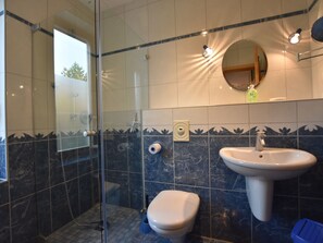 Bathroom - Homey Apartment in Nienhagen With Terrace, Heating, Barbecue (Nienhagen)