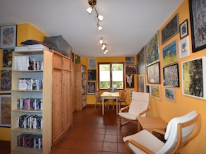 Living room - Homey Apartment in Nienhagen With Terrace, Heating, Barbecue (Nienhagen)