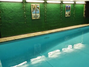 Una piscina techada, una piscina al aire libre