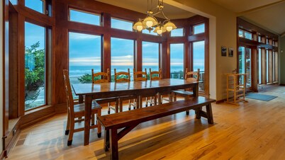 Orca Manor, Oceanfront, NEW SAUNA! Beach Access, WiFi, Hot Tub, BBQ